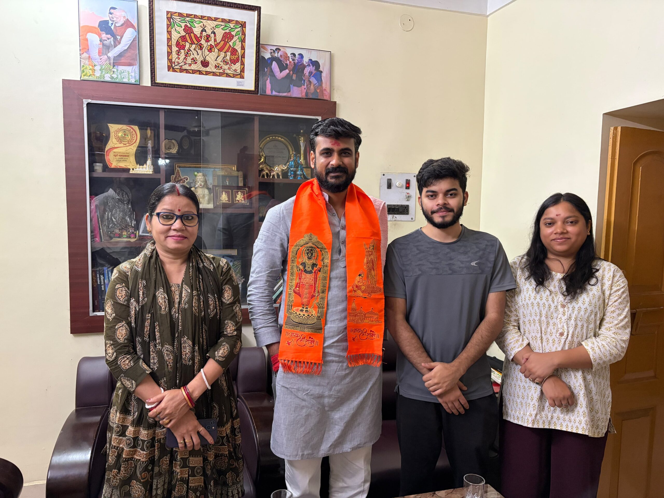 सिंदरी में भाजपा नेताओं की शिष्टाचार मुलाकात, पूर्व विधायक इंद्रजीत महतो का जाना हालचाल