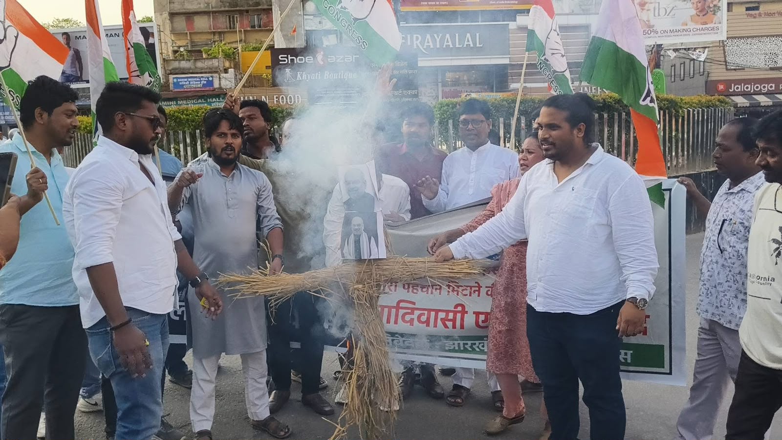 आदिवासी कांग्रेस ने अमित शाह का पुतला फूंका, ‘वनवासी’ टिप्पणी का किया विरोध