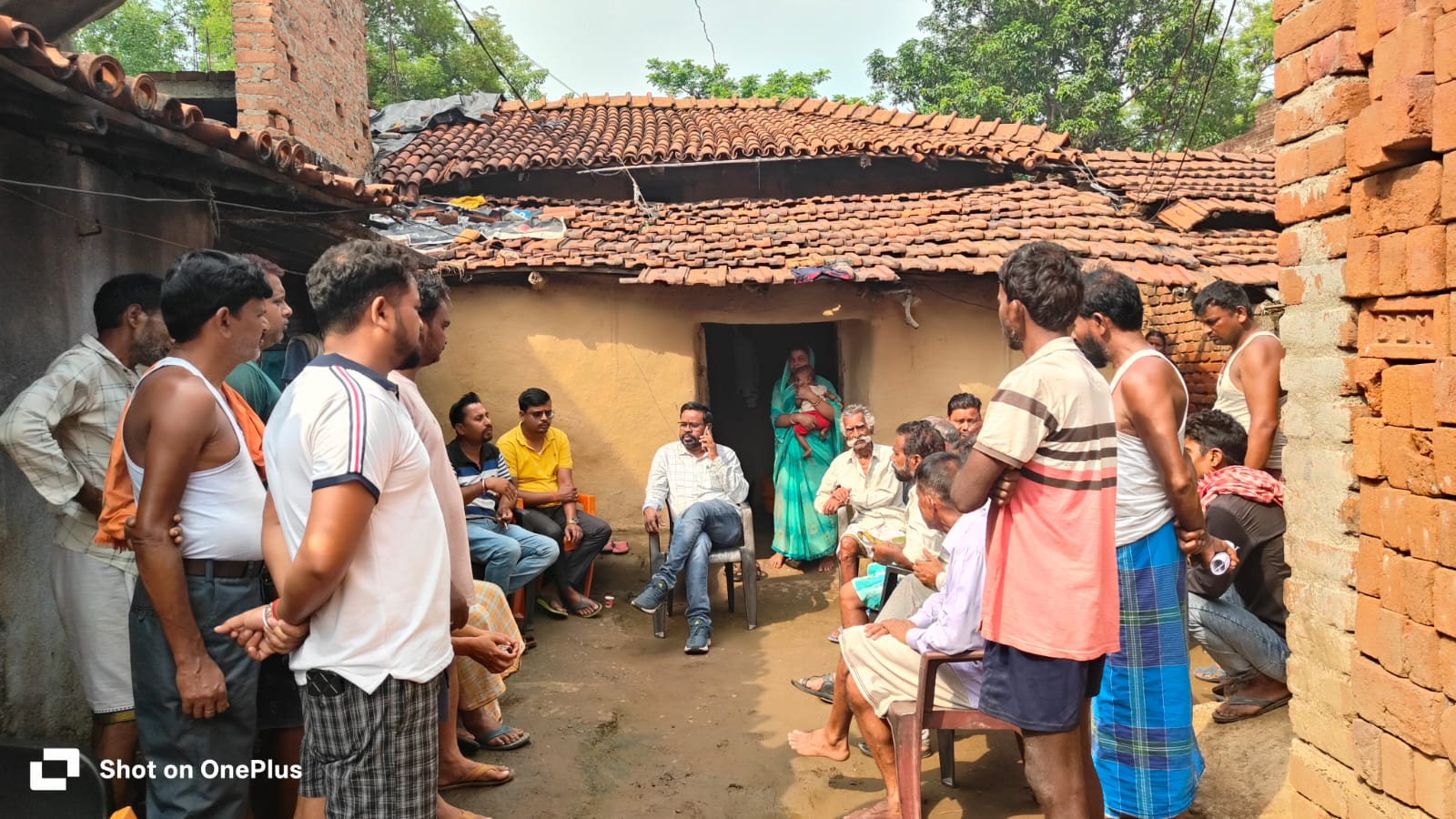 मार्शेलिंग यार्ड साइडिंग दुर्घटना: पीड़ित परिवार से मिले सिंदरी विधायक चंद्रदेव महतो, बंधाया ढाढस