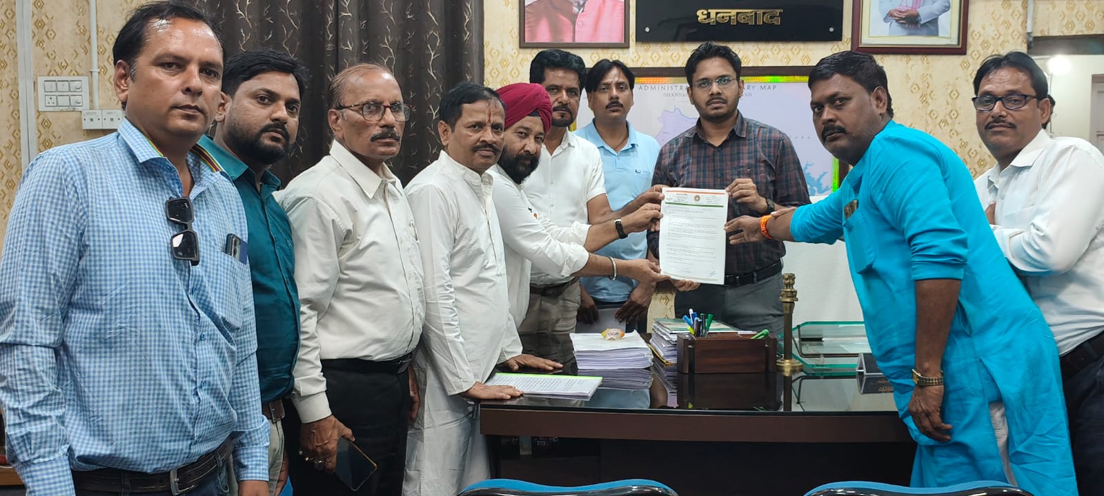सिंदरी क्वार्टर विवाद: प्रशासन ने खाली नहीं कराने का दिया आश्वासन