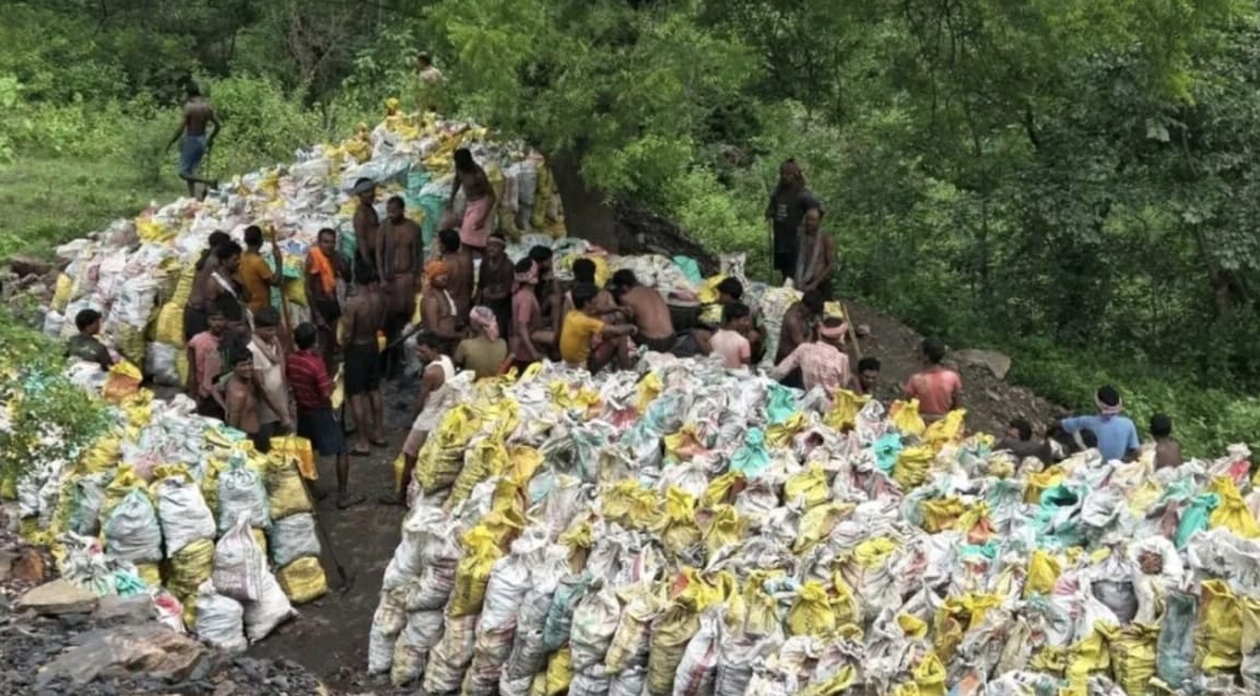 भौंरा की बंद 35 नंबर खदान में अवैध खनन पर बड़ी कार्रवाई, भारी मात्रा में कोयला जब्त