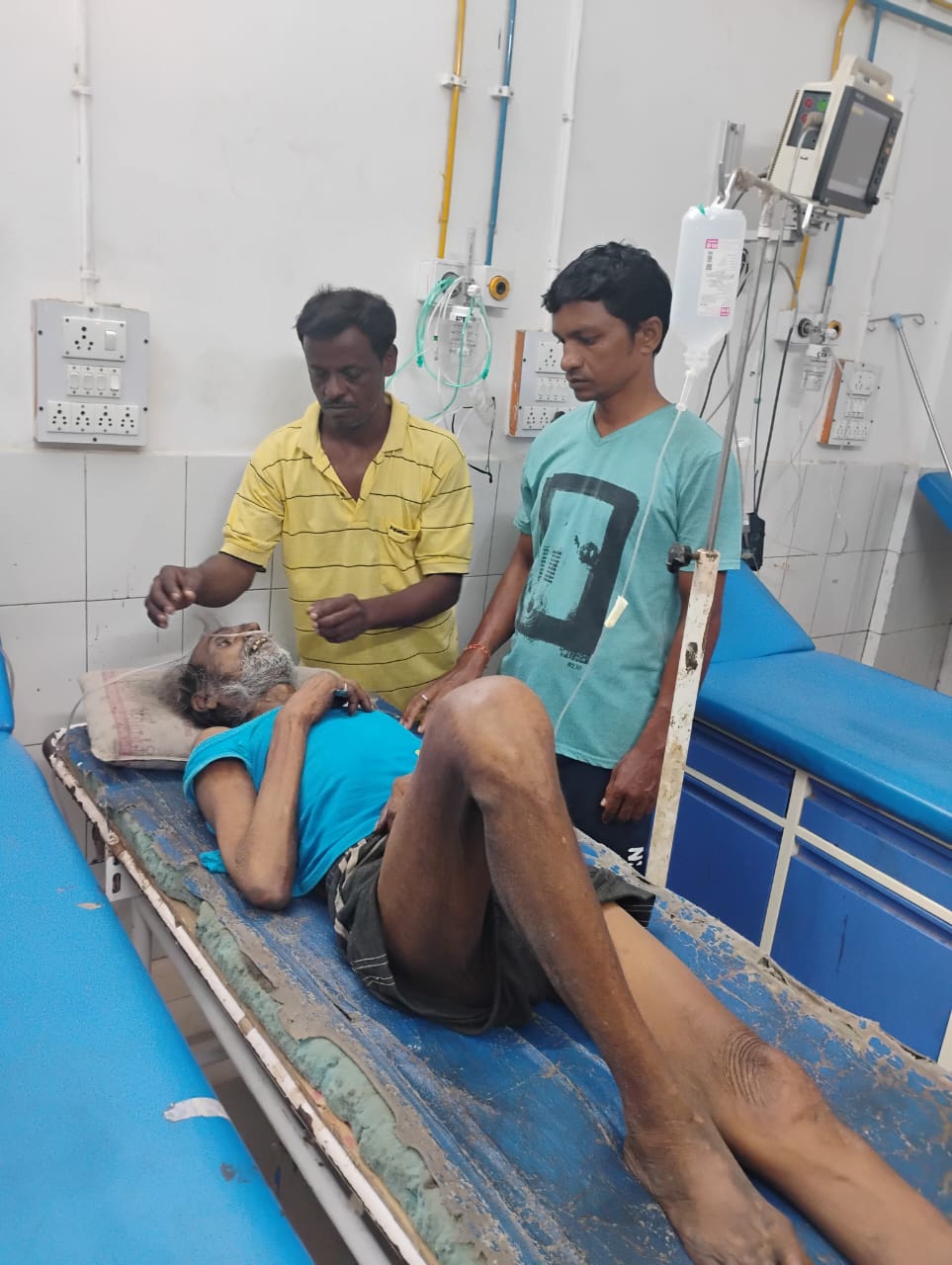सिंदरी विधायक चंद्रदेव महतो ने पेश की मानवता की मिसाल, झरिया से विस्थापित 70 वर्षीय असहाय बुजुर्ग को त्वरित पहल कर पहुँचाया अस्पताल