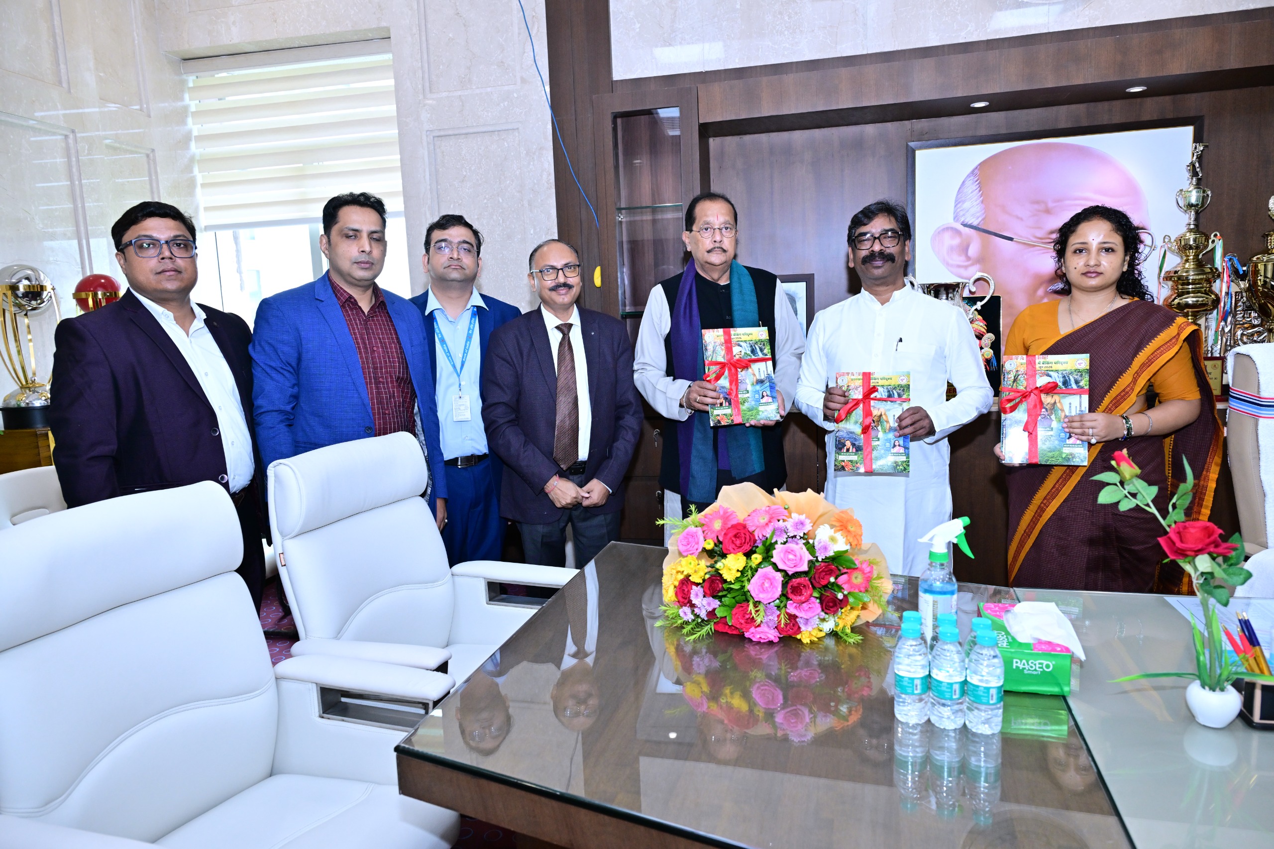 राज्य स्तरीय बैंकर्स समिति के प्रतिनिधिमंडल ने मुख्यमंत्री को भेंट की स्मारिका