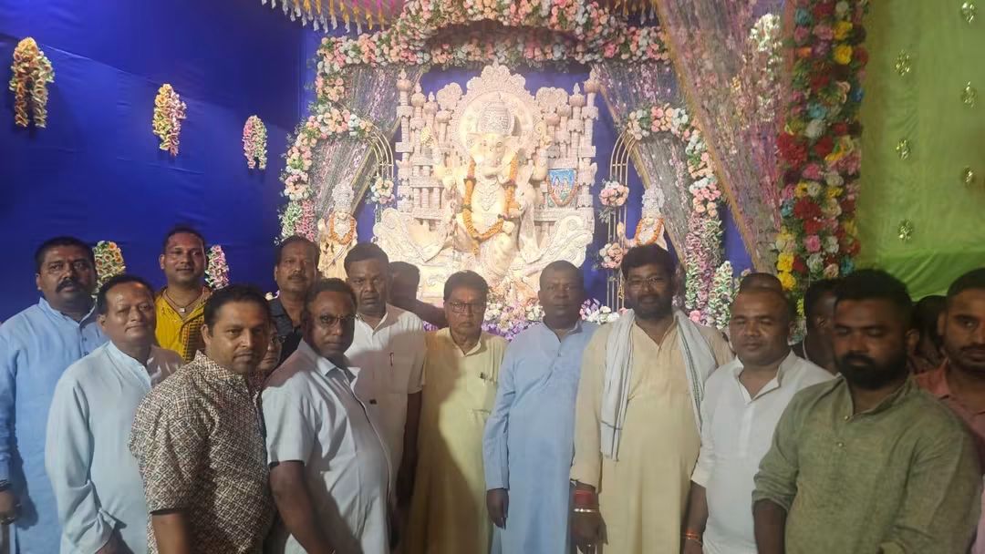गणपति बप्पा मोरया के जयकारों के साथ गणेश प्रतिमा का विसर्जन