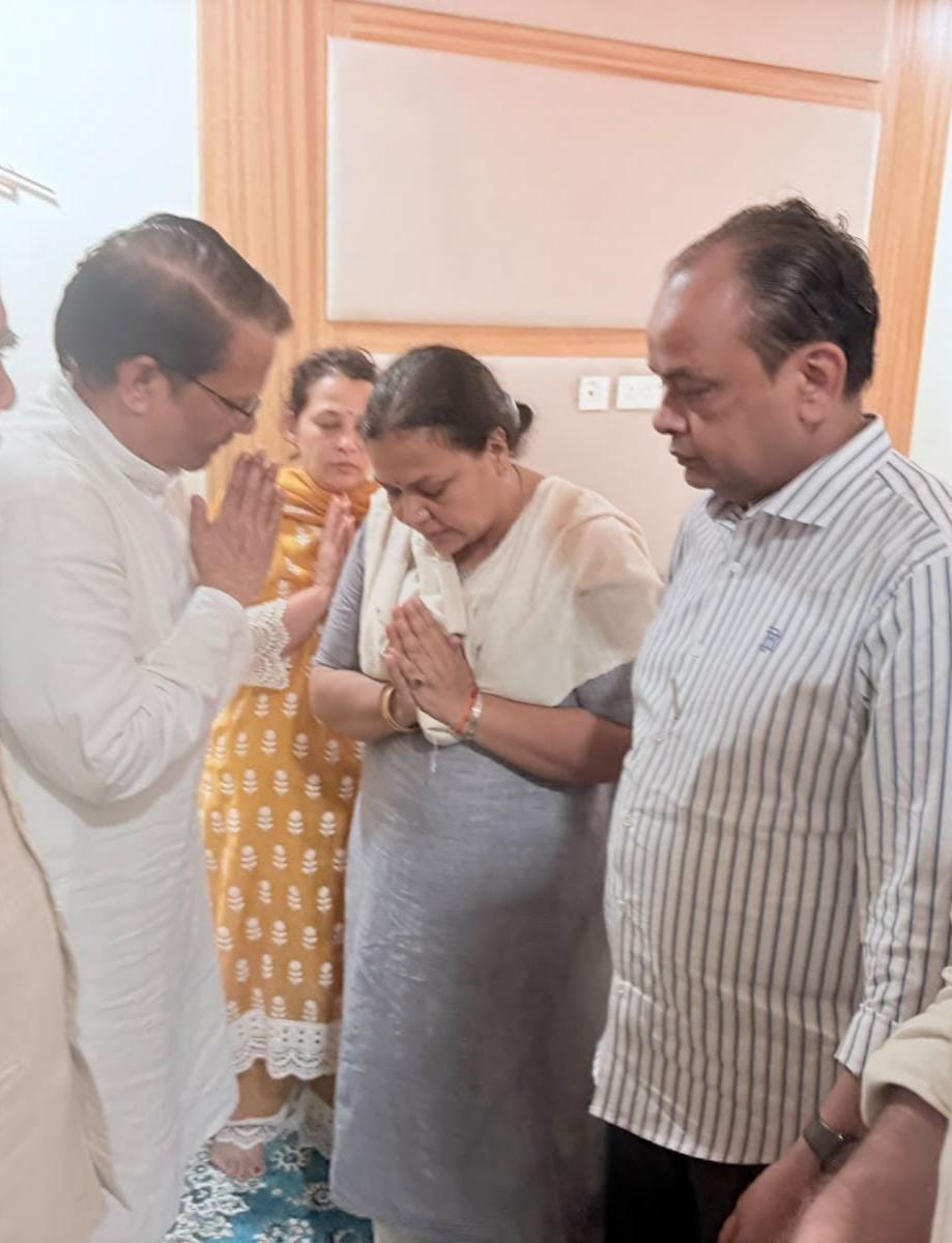 दीपिका पांडेय सिंह के आवास पहुंचे के. राजू, पुत्री के निधन पर जताया शोक
