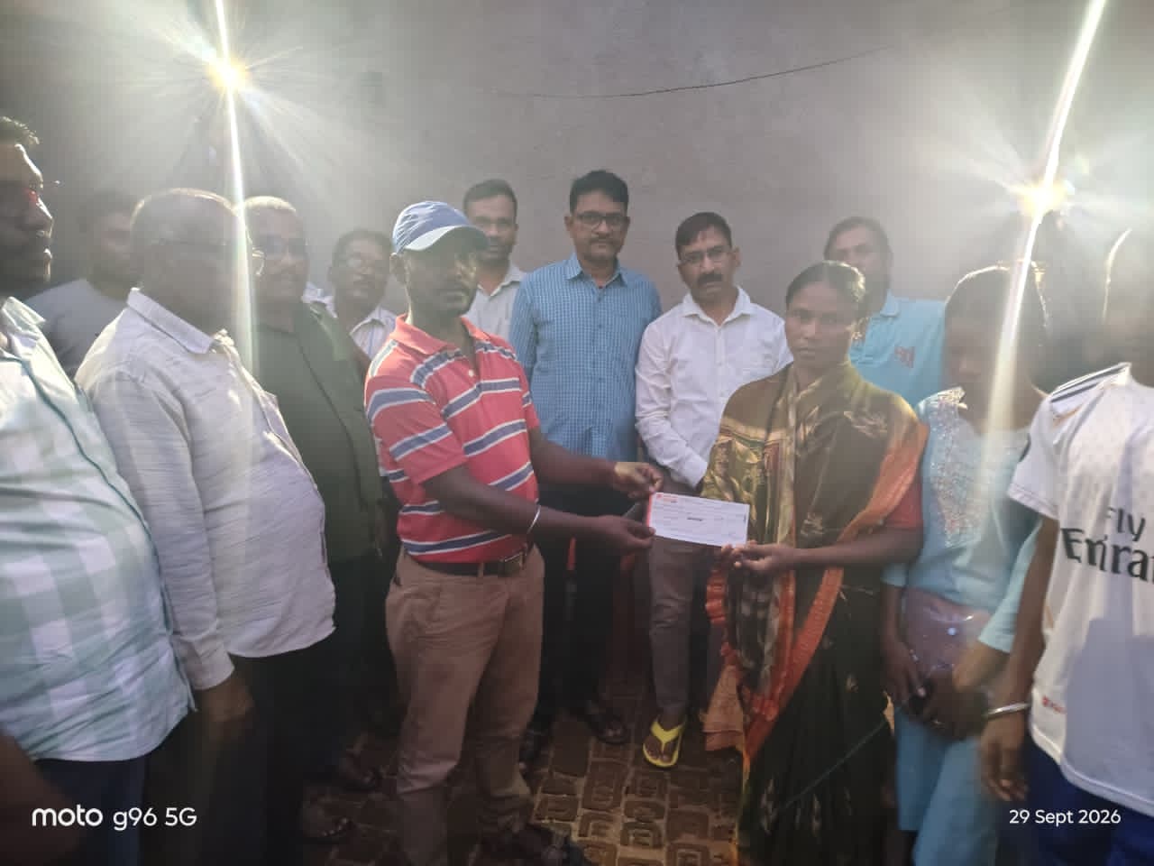 स्व. फुटबॉलर कजरा मुर्मू को श्रद्धांजलि, परिजनों को फाउंडेशन ने दी आर्थिक सहायता