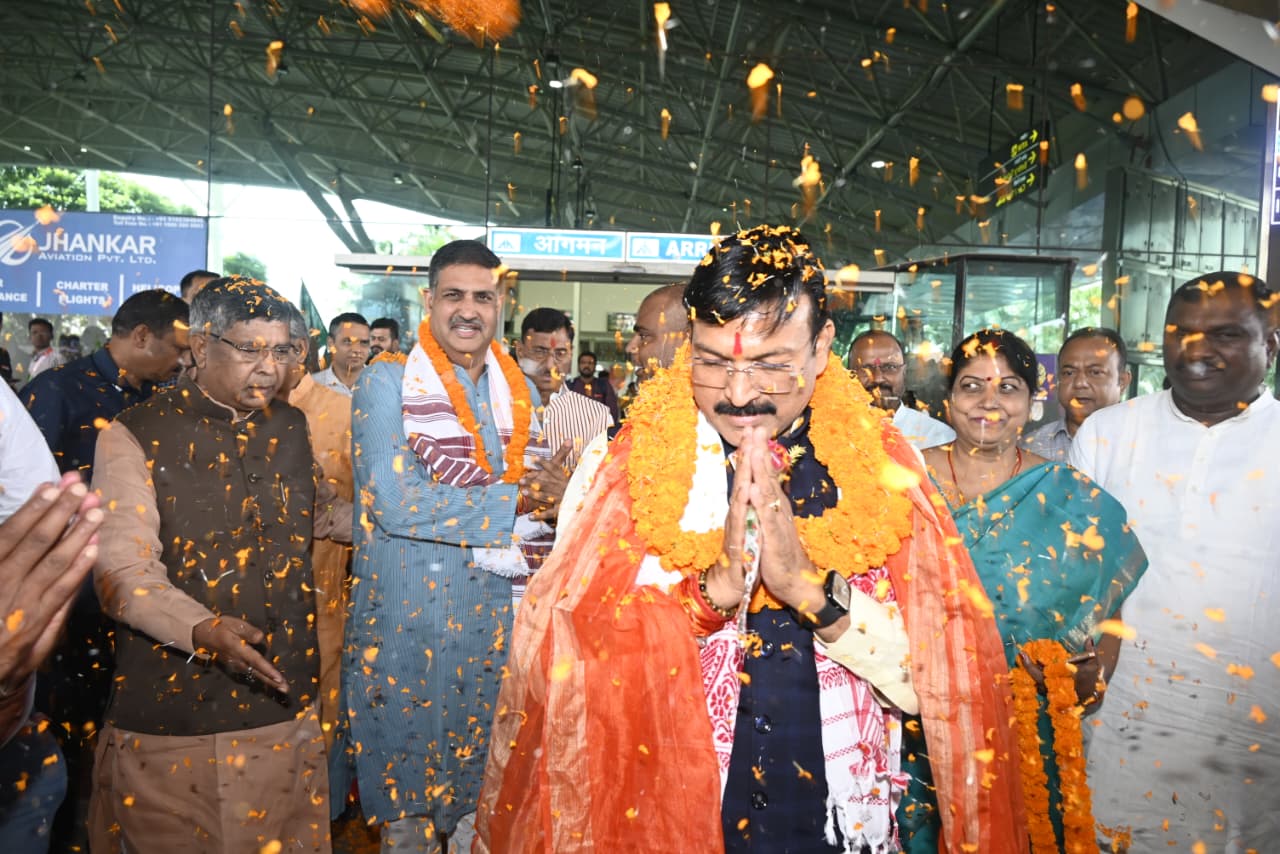 ढोल-नगाड़ों की थाप और पुष्पवर्षा से गूंजा एयरपोर्ट, नए प्रभारी का भव्य अभिनंदन