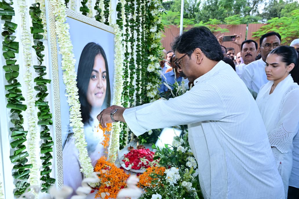 तृषा सिंह के द्वादशा कार्यक्रम में शामिल हुए मुख्यमंत्री हेमंत सोरेन
