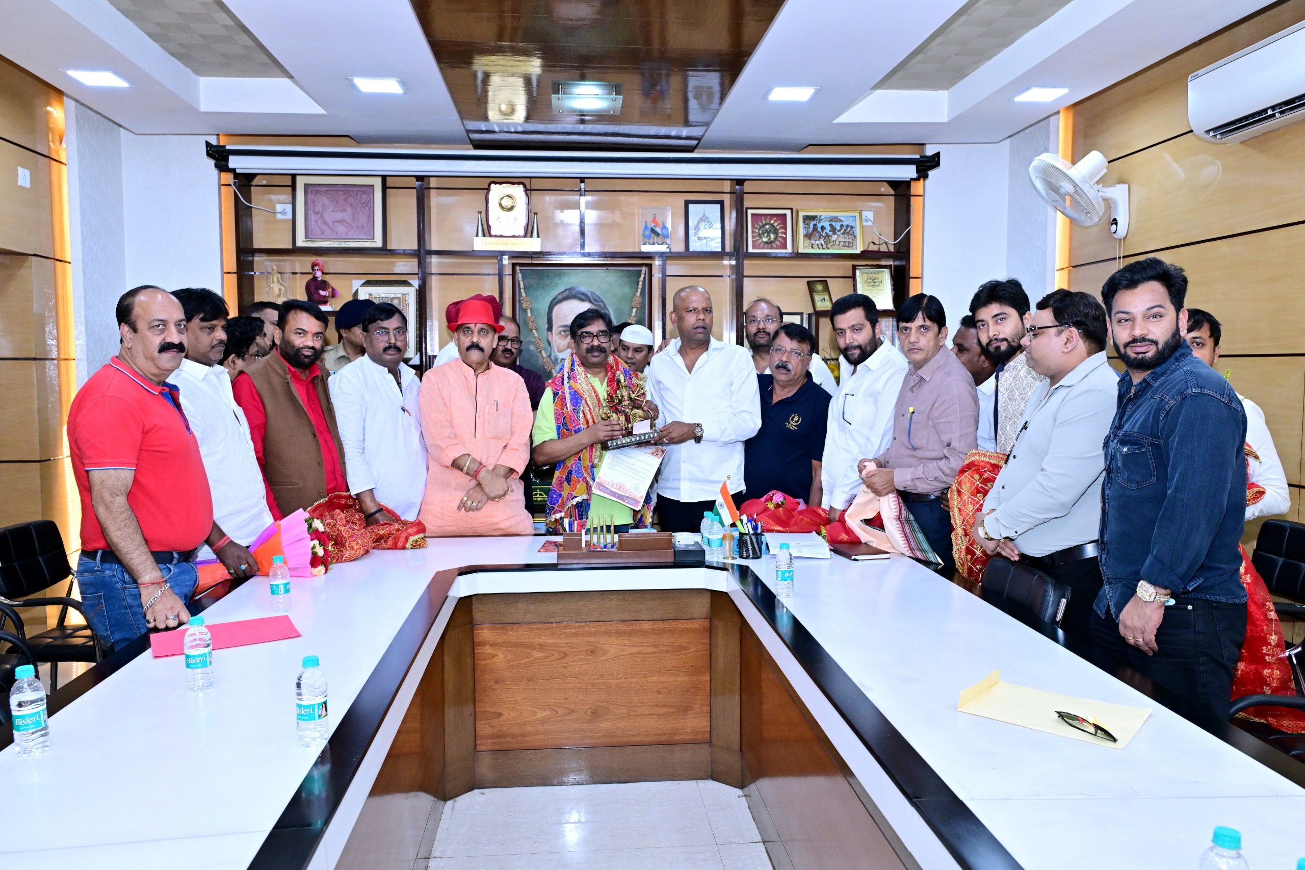 पंडालों में नशामुक्ति के होर्डिंग लगाएं, पर्यावरण अनुकूल हो मूर्ति विसर्जन : हेमंत सोरेन
