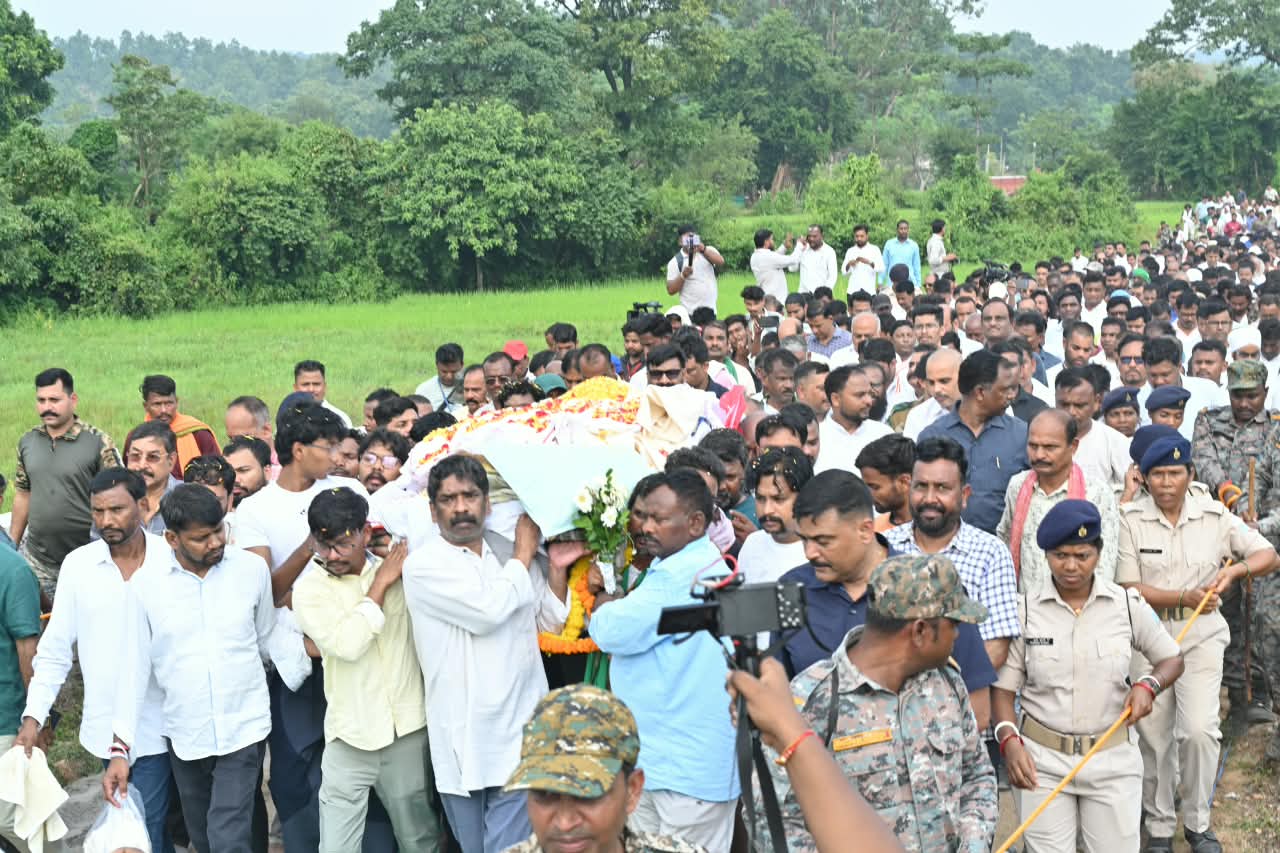 नेमरा में रूपी सोरेन को अंतिम विदाई, हेमंत ने दी मुखाग्नि